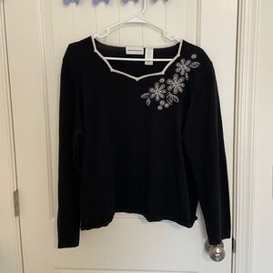 EUC Alfred Dunner women’s‎ black cream embroidered scalloped neckline sweater